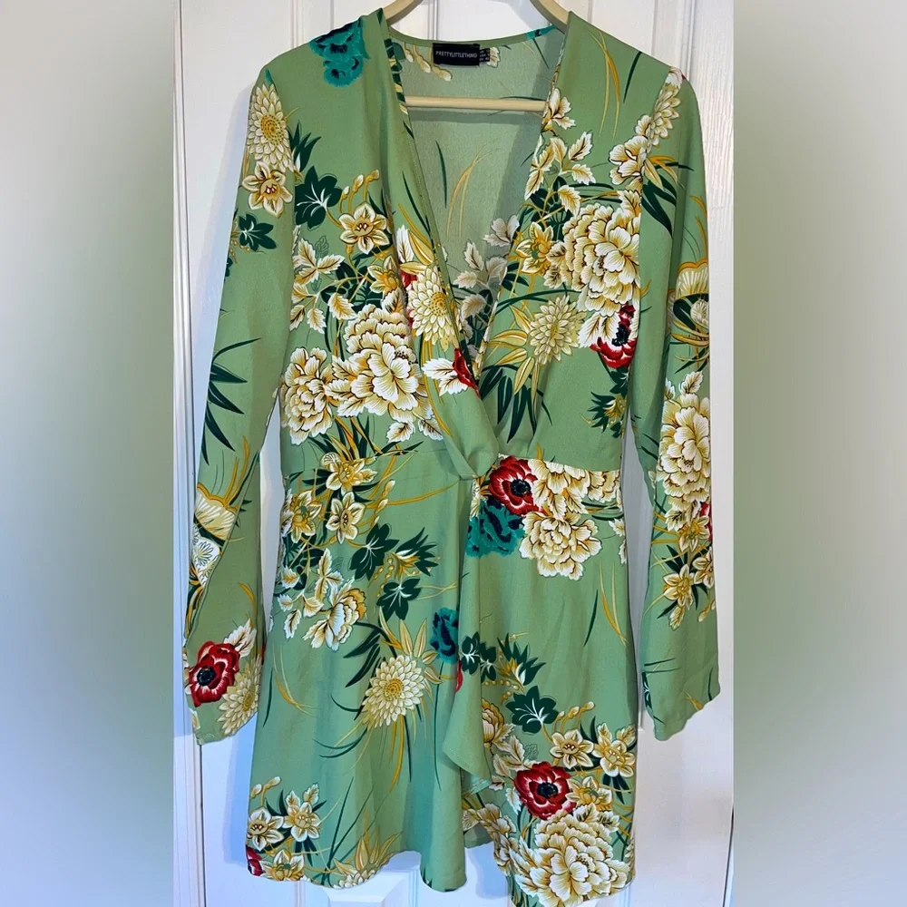 PrettyLittleThing Green Long Sleeve Floral dress - Picture 4 of 7
